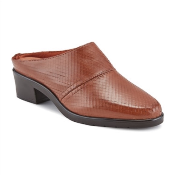 Genuine Leather Snake Textured Closed Toe Mule - Picture 5 of 5